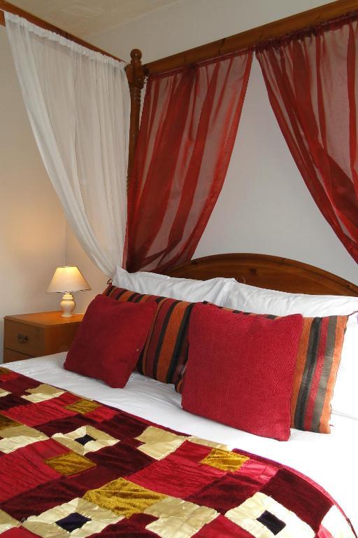 Room with Four-Poster Bed,28372727:JPEG